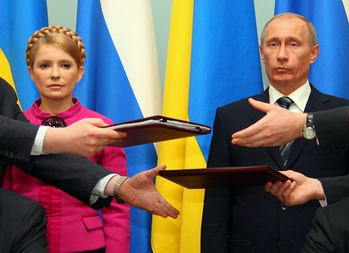 1月19日，俄罗斯总理普京（右）与乌克兰总理季莫申科共同出席天然气购销合同签署仪式。