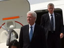 克林顿抵达朝鲜平壤顺安国际机场